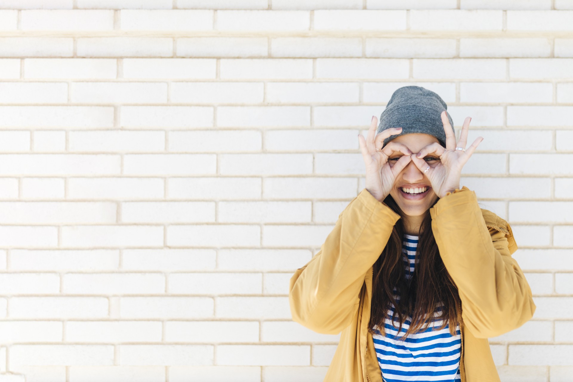 Femme souriante avec des lunettes