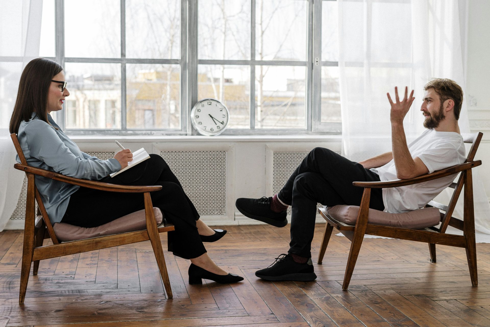 Un thérapeute participe à une séance de conseil avec un patient de sexe masculin pour soutenir sa santé mentale.