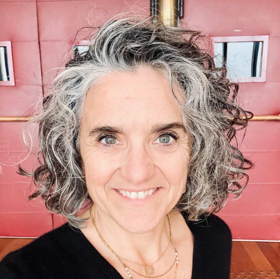 Femme souriante avec cheveux bouclés